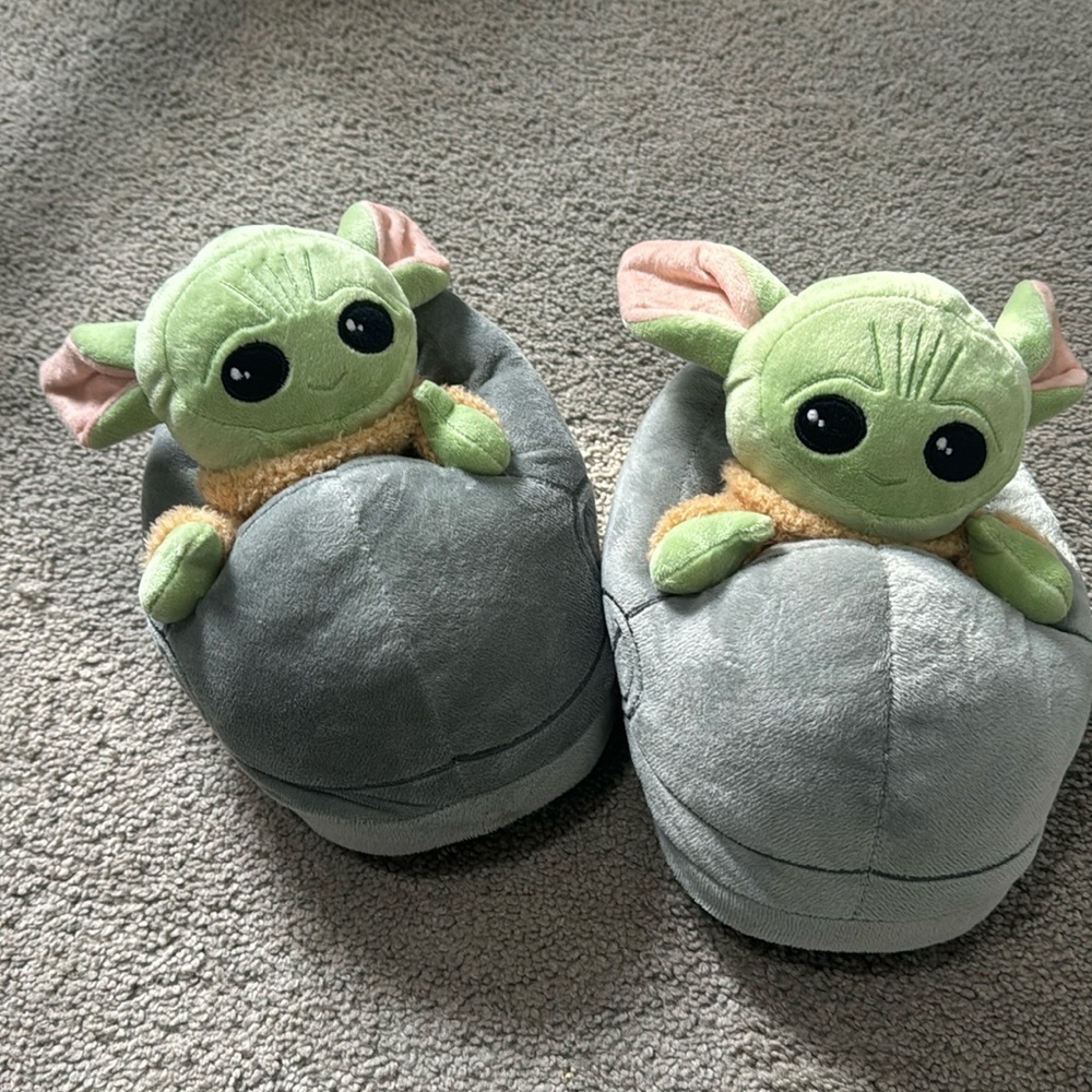 NWOT yoda slippers